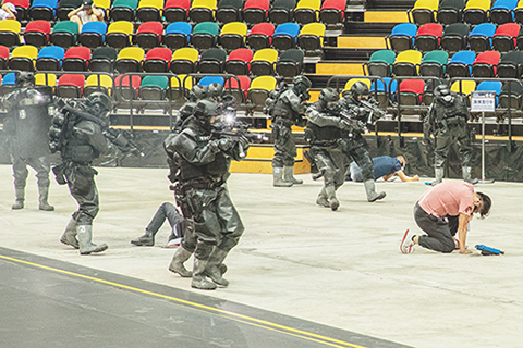 ◎ 《警民同心》-特別行動組模擬進行強攻,成功擊倒所有恐怖分子。