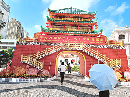 遊人紛紛在牌樓前拍照留念