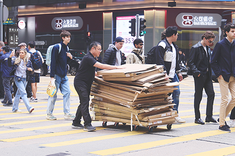 ◎ 香港樂施會早前公佈香港貧窮狀況報告,指今年第一季有超過一百卅九萬人處於貧窮狀態,其中六十五歲或以上貧窮長者人數超過五十八萬。香港勞工及福利局局長孫玉菡表示,處理香港貧窮問題,不應該只看收入單一項。(香港中通社記者 ;曹文毓 攝)