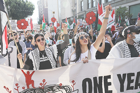 ◎ 十月五日,在美國洛杉磯市中心,示威者舉行集會和遊行,呼籲巴勒斯坦和其他中東國家人民團結一致,爭取和平與正義。當日,世界多地舉行活動聲援巴勒斯坦。(新華社發 邱晨 攝)