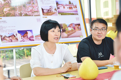 ◎ 台灣社區規劃師李佩珍(左)向參訪者介紹林語堂項目進展情況。(中新社記者呂明攝)