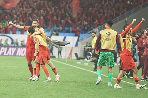 ◎ 十月十五日,中國隊功臣張玉寧(左一)賽後與隊友慶祝獲勝。(新華社記者 賈浩成 攝)