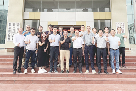 ◎ 化州市麗崗鎮領導與粵港澳汽車服務業人士合照。