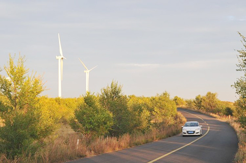 車輛行駛在風車天路