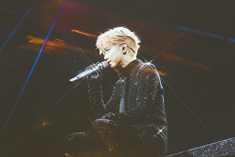 ◎ 張敬軒以五套全新歌衫演出。