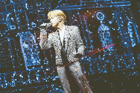 ◎ 張敬軒閃石開胸西裝好華麗。