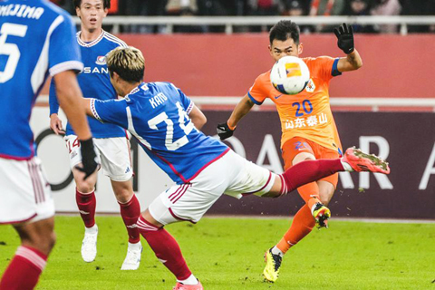 ◎ 十月二十二日,山東泰山隊球員廖力生(右)在比賽中拼搶。在山東濟南舉行的亞冠精英聯賽第三輪比賽中,中超山東泰山隊主場二比二戰平日本橫濱水手隊。(新華社記者 朱崢 攝)
