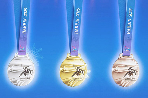 ◎ 十月三十日,活動現場大屏幕顯示亞冬會獎牌「競速精神」的正面。(新華社記者 謝劍飛 攝)