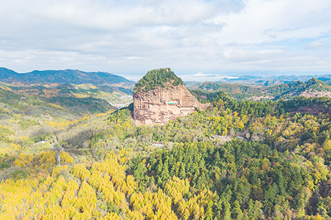 ◎ 這是十一月二日拍攝的麥積山石窟秋景(無人機照片)。 晚秋時節,位於甘肅省天水市的麥積山石窟與層林盡染的山巒構成絢爛的秋色畫卷,吸引了不少遊客前來參觀遊覽。 麥積山石窟,因其形似麥垛而得名,是「中國四大石窟」之一,也是世界文化遺產「絲綢之路:長安-天山廊道路網」的遺產點之一,被稱為「東方雕塑陳列館」。(新華社記者郎兵兵 攝)