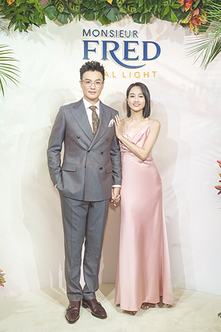 ◎ 法國現代珠寶品牌FRED於上海璀璨舉辦「Radiant Escape華彩逸境」高級珠寶晚宴。圖為藝人周一圍和主持人朱丹。(香港中通社圖片)