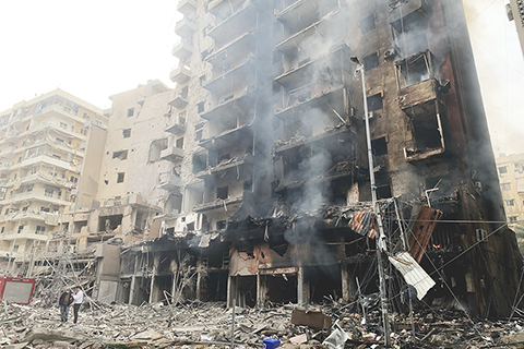 ◎ 這是十一月九日在黎巴嫩首都貝魯特南郊拍攝的以軍空襲後的廢墟。黎巴嫩衞生部門當日通報,以色列十一月八日至九日對黎巴嫩多地發動空襲,導致至少四十人死亡。(新華社發 比拉爾.賈維希 攝)