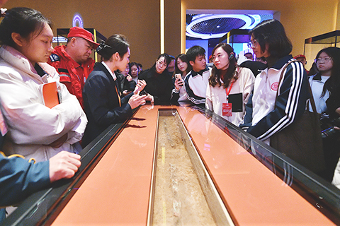 ◎ 十一月十二日,公眾參觀陶寺遺址博物館的「鎮館之寶」──圭尺。(中新社記者 韋亮 攝)