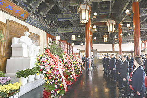 ◎ 十一月十二日上午,全國政協在北京中山公園中山堂舉行儀式,紀念偉大的民族英雄、偉大的愛國主義者、中國民主革命的偉大先驅孫中山先生誕辰一百五十八周年。(新華社記者殷博古 攝)