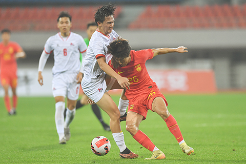 ◎ 11月13日晚,2024CFA中國之隊「熊貓杯」國際足球錦標賽在成都拉開戰幕。中國U19男足6比0勝蒙古國U19男足,收穫「開門紅」。圖為中國隊球員陳仕晗(右)帶球突破。(中新社記者 張浪 攝)