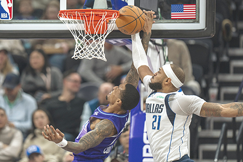 ◎ 十一月十四日,在鹽湖城舉行的一場NBA常規比賽的上半場,達拉斯獨行俠隊中鋒丹尼爾.加福特(21)險勝猶他爵士隊前鋒約翰.柯連斯(左)的投籃。(美聯社/RickEgan)