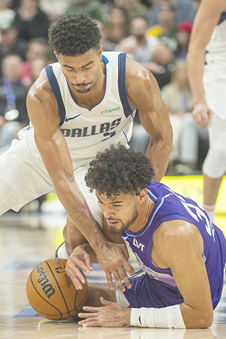 ◎ 十一月十四日,在鹽湖城舉行的一場NBA常規比賽的上半場,達拉斯獨行俠隊後衛昆汀.格萊姆斯(上)與猶他爵士隊後衛約翰尼.朱贊(下)爭搶。(美聯社/RickEgan)