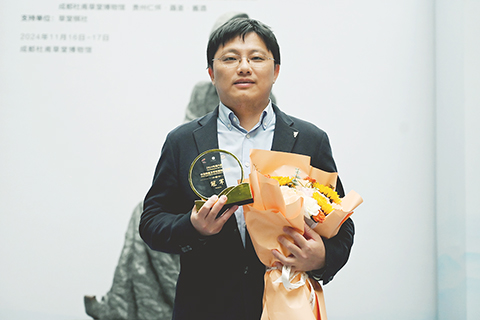 ◎十一月十七日,四川成都,胡耀宇在頒獎儀式上。當日,第六屆中日韓聶衛平杯圍棋大師賽在成都青羊區杜甫草堂博物館收官,胡耀宇八段在決賽執白中盤勝王星昊九段奪得冠軍。本屆中日韓聶衛平杯圍棋大師賽由中國圍棋協會、成都市體育局等主辦,十六位中日韓棋手分為青年組、中年組對弈,兩組第一名進行決賽,經過三輪小組賽的爭奪,胡耀宇、王星昊兩位中國棋手會師決賽。(中新社記者安源 攝)