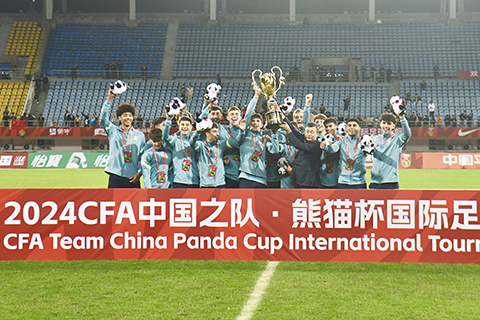 ◎ 十一月十九日晚,熊貓杯在四川成都收官。最後一場比賽中,中國U19男足以0比一不敵吉爾吉斯斯坦U19男足,位列本屆“熊貓杯”第三。澳大利亞U19男足奪得冠軍。圖為澳大利亞隊球員捧起冠軍獎杯。(中新社記者 張浪 攝)