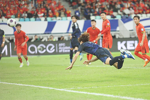 ◎ 十一月十九日,日本隊球員板倉滉(前)頭球攻門得分。中國隊主場一比三不敵日本隊。(新華社記者 曹燦 攝)