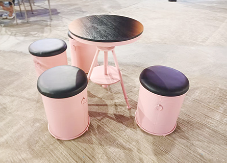 用鐵筒做的桌椅