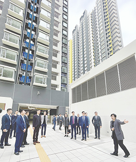 ◎ 公共房屋事務委員會委員等到望信樓參觀。