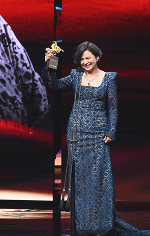 ◎ 十一月二十三日,台灣第六十一屆金馬獎頒獎典禮在台北流行音樂中心舉辦,楊貴媚獲得「最佳女配角獎」。(香港中通社圖片)