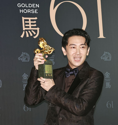 ◎ 十一月二十三日,台灣第六十一屆金馬獎頒獎典禮在台北流行音樂中心舉辦,施名帥獲「最佳男配角獎」。(香港中通社圖片)