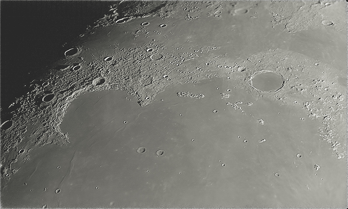 ◎ 虹灣和柏拉圖環形山特寫。