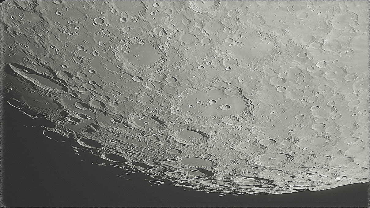 ◎ 月面南部,中間是克拉維環形山。