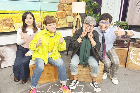 ◎ 肥媽(左二)、黑妹(右二)接受港台主持人訪問。