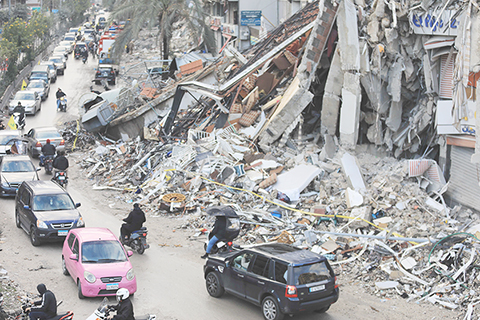 ◎ 黎巴嫩真主黨與以色列達成的停火協議當地時間十一月二十七日凌晨生效,部份逃離戰火的黎巴嫩民眾開始返回家園。協議生效後,黎巴嫩南部和東部主要道路恢復通行。黎衞生部本月初發佈的數據顯示,黎巴嫩六百萬人口中,大約一百二十萬人因衝突升級而逃離家園。圖為二十七日,在黎巴嫩貝魯特南郊,人們駕車重返家園。(新華社發) ◎ 黎以停火協議於當地時間十一月二十七日四時正式生效。黎軍方消息人士說,在停火協議生效前