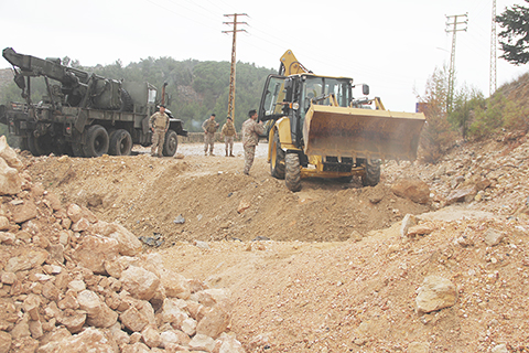 ◎ 黎以停火協議於當地時間十一月二十七日四時正式生效。黎軍方消息人士說,在停火協議生效前不到十分鐘,以色列仍對黎南部和東部地區發動了空襲,但隨後停止所有軍事行動。協議生效後,黎巴嫩南部和東部主要道路恢復通行。由於以色列此前的空襲和炮擊,一些通往邊境的道路仍被切斷。圖為二十七日,在黎巴嫩埃貝爾薩奇,挖土機在一條連接黎東部和南部的公路上工作。(新華社發塔希爾.阿布.哈姆丹 攝)