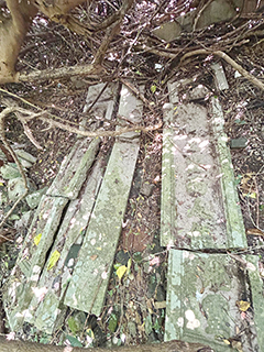 在地上發現了斷裂的石聯