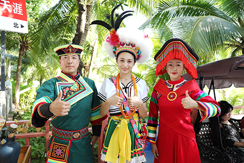 參加第十二屆全國少數民族傳統體育運動會民族大聯歡活動,來自台中的陳海琳(中)與其他嘉賓合影。(中新社記者 李雪峰 攝)