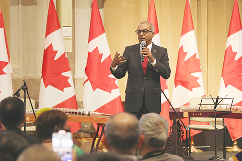 ◎ 當地時間二0二四年十一月二十五日晚,加拿大首都渥太華國會山,第四屆渥太華民樂戲曲文化節在國會禮堂舉行。圖為作為本屆民樂戲曲文化節主辦者的加拿大聯邦眾議員錢德拉.阿亞(Chandra Arya)致辭。(中新社記者 余瑞冬 攝)