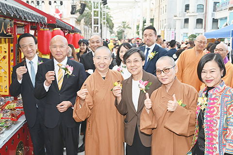 ◎ 文綺華等主禮嘉賓品嚐素食小吃。