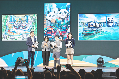 ◎ 十二月七日,第三對中央贈港大熊貓亮相儀式在香港海洋公園舉行,儀式上公佈該對大熊貓沿用來港時名稱,正式命名為「安安」和「可可」。圖為香港特區行政長官李家超夫人李林麗嬋(左二)為大熊貓繪畫比賽小學、中學和公開組冠軍得主頒發獎勵。(中新社記者侯宇 攝)