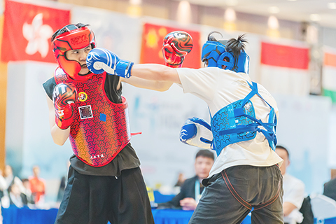 ◎ 十二月十三日,2024年國際詠春拳大賽在佛山舉行。圖為實戰(對抗)項目比賽現場。(王澍 攝)