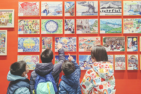 ◎ 十二月十四日,第四屆「天宮畫展」在中國空間站、北京、澳門同步開展。圖為小朋友在故宮院觀展。(中新社記者應妮攝)