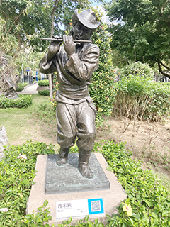 少數民族塑像:普米族吹簫