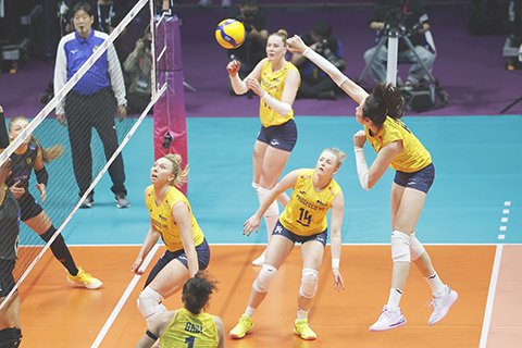 ◎ 十二月十七日,二零二四年世界女子排球俱樂部錦標賽在浙江杭州開賽。在小組賽B組的比賽中,意大利科內利亞諾隊三比零勝巴西海灘隊。圖為科內利亞諾隊球員朱婷在比賽中擊球。(中新社記者 蕭健 攝)