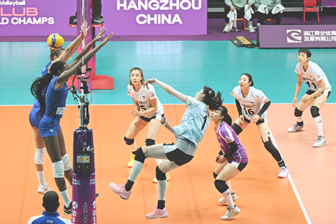 ◎ 十二月十八日,二零二四年世界女排俱樂部錦標賽在浙江杭州舉行,天津渤海銀行女排在小組賽中三比零戰勝意大利米蘭女排。圖為李盈瑩(1號)扣球。(中新社記者 王剛 攝)