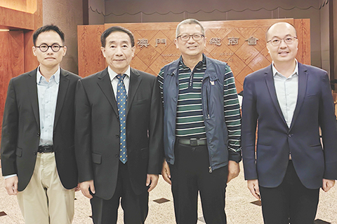 ◎ 李飛(左二)與澳門大學憲法與基本法研究中心部份成員合照。