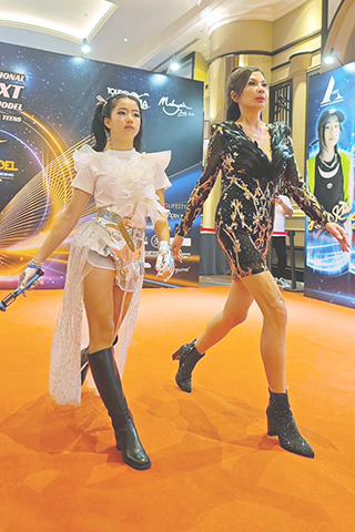 ◎ 徐濤與十一歲身高米學生周怡含在大馬「國際超模大賽」中連捧五個大獎。