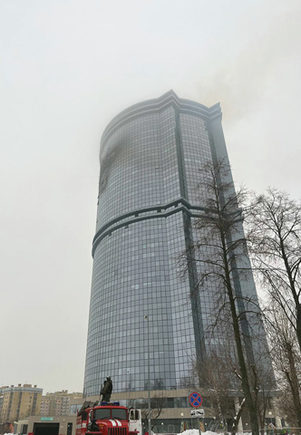 ◎ 在喀山市政廳官方電報頻道於十二月廿二日發佈的這張照片中,顯示烏克蘭無人機襲擊後,俄羅斯喀山名為「Lazurnye Nebesa」或 Azure Skies的住宅區被破壞情況。(喀山市政廳官方電報頻道/美聯社)