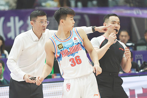 ◎ 十二月二十四日,新疆伊力特隊主教練劉煒(左)指導球員葛浩然(中)。CBA常規賽第二十二輪比賽中,北京控股隊主場九十三比一百不敵新疆伊力特隊。(新華社記者 雒圓 攝)