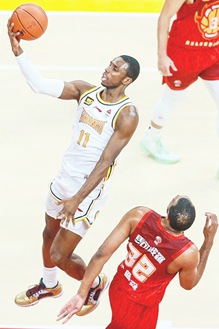 ◎ 十二月二十四日,山西汾酒隊球員迪亞洛(左上)在比賽中上籃。CBA常規賽第二十二輪比賽中,山西汾酒隊客場一百三十二比一百二十七戰勝深圳馬可波羅隊。(新華社發 彭志剛 攝)