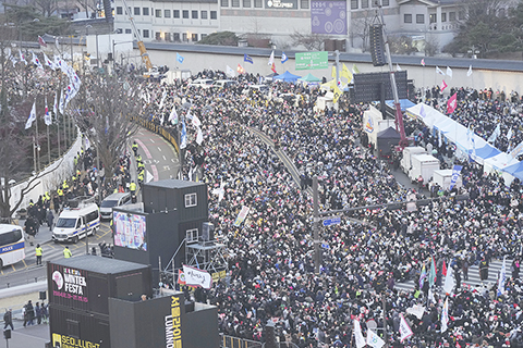 ◎ 十二月廿八日,抗議者在韓國首爾市中心舉行集會,要求被彈劾的韓國總統尹錫悅辭職。(美聯社)
