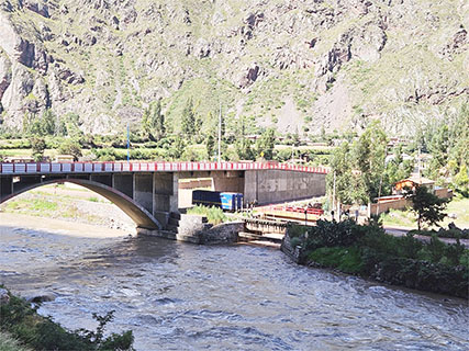 橋樑跨越烏魯班巴河連接印加古道