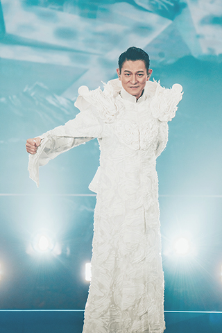 ◎ 劉德華在台上跟大家歡呼倒數,現場充滿節日氣氛。